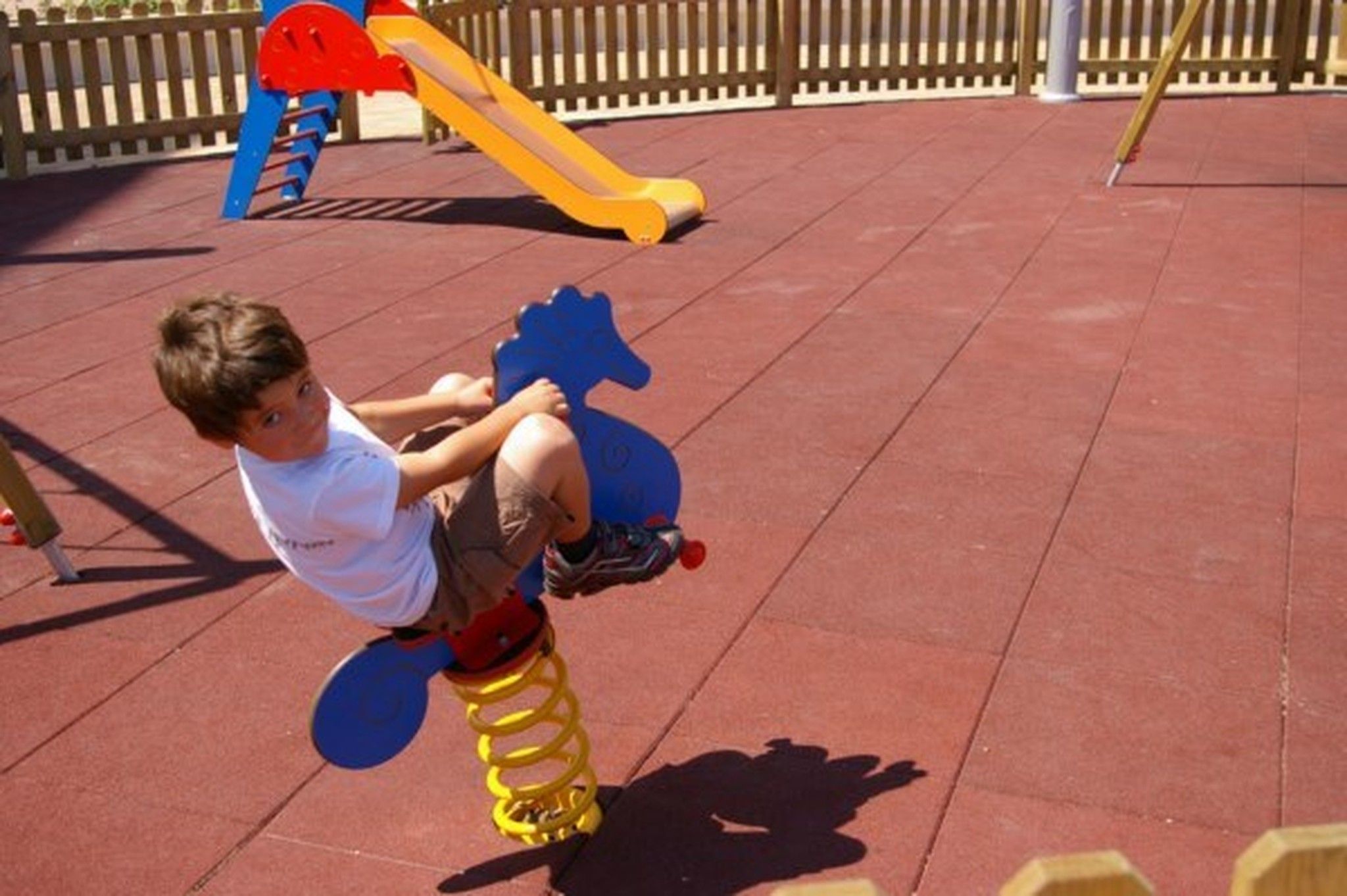 Parque infantil con pavimento de caucho - Colera
