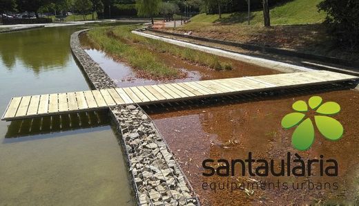 Pasarelas de madera tratada del Lago del Parque Municipal de Olesa de Montserrat