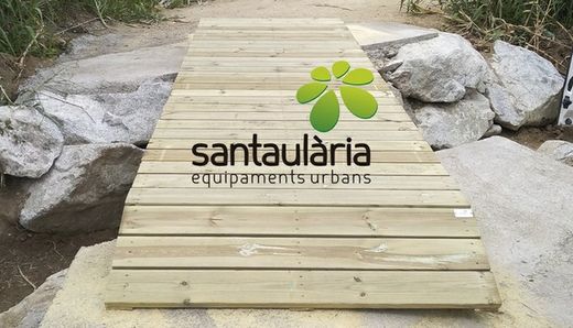 Construcció d'una passera de fusta tractada a una riera de Llançà