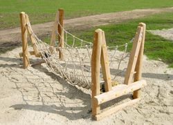 Juego de escalada de madera de Robinia PUENTE DE CUERDA CON BARANDILLAS RED