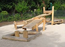 Juego infantil de madera de Robinia arena y agua BARRO PICCOLINO