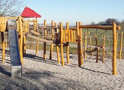 Juego infantil de madera de Robinia Castillo AHORNPARK