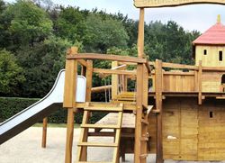 Joc infantil de fusta de Robinia Castell DE ROBINIA