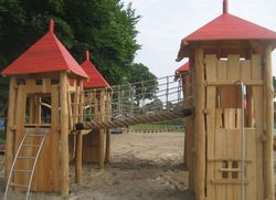 Juego infantil de madera de Robinia Castillo MEDIEVAL