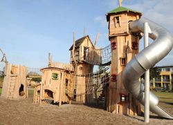 Joc infantil de fusta de Robinia Castell POBLE DE ROBINIA
