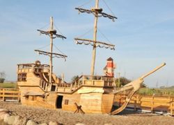 Joc infantil de fusta de robinia Marítim VAIXELL CORSARI BÀLTIC