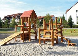 Juego infantil de madera de Robinia torreta multijuego PLAZA DEL PUEBLO