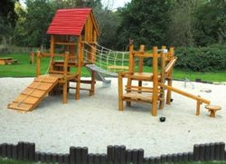 Juego infantil de madera de Robinia torreta multijuego PLAZA DEL PUEBLO