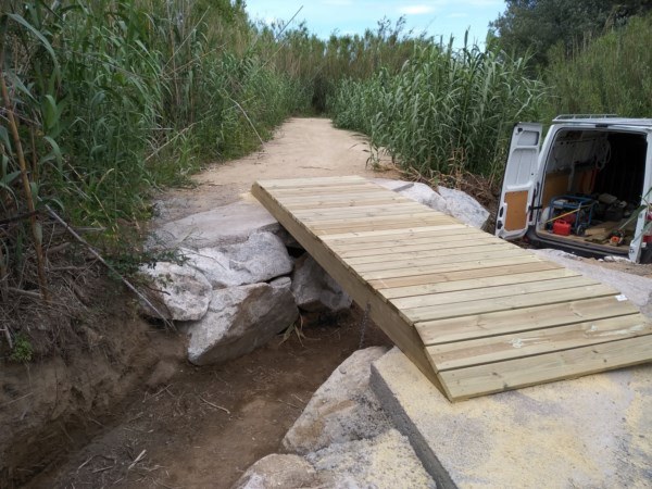 Pasarela de madera tratada lateral derecho