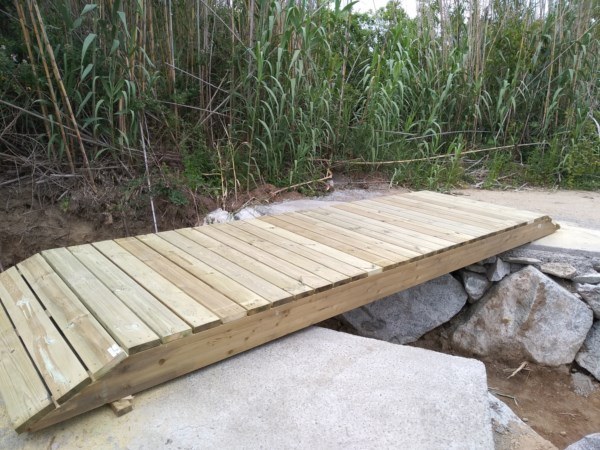 Pasarela de madera tratada lateral izquierdo