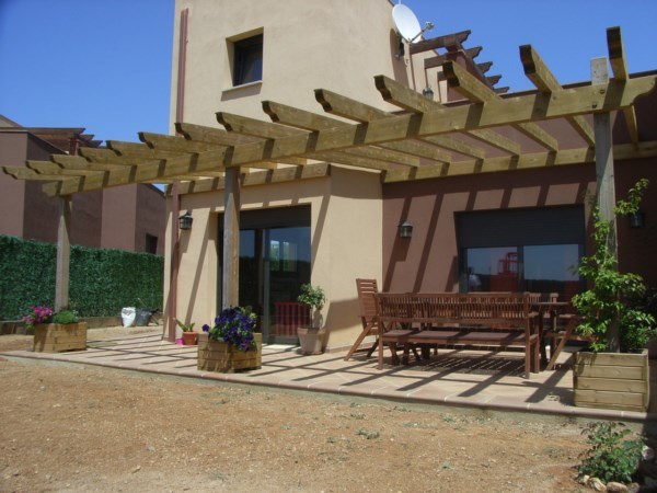 Disfruta de tu terraza durante todo el año con una pérgola de madera tratada