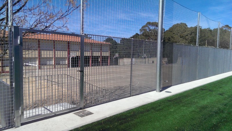 Valla metalica y red antipelotas