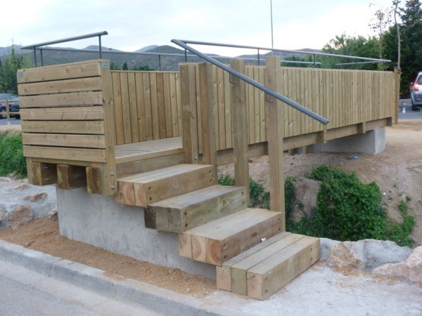 Puente de madera con perfiles