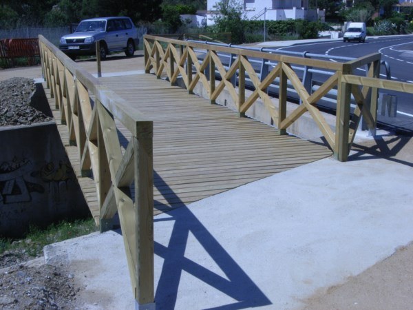 Puente de madera con valla cruz de St. Andres