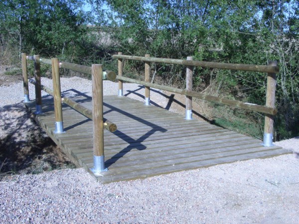 Puente de madera con postes redondos
