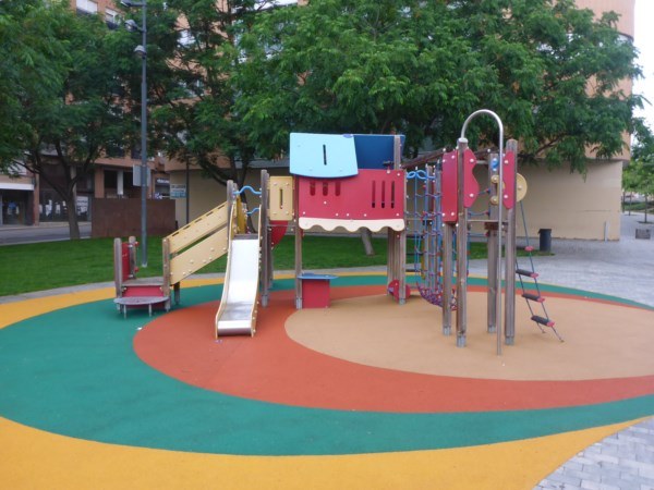 Remodelación del pavimento en torreta multijuego de madera