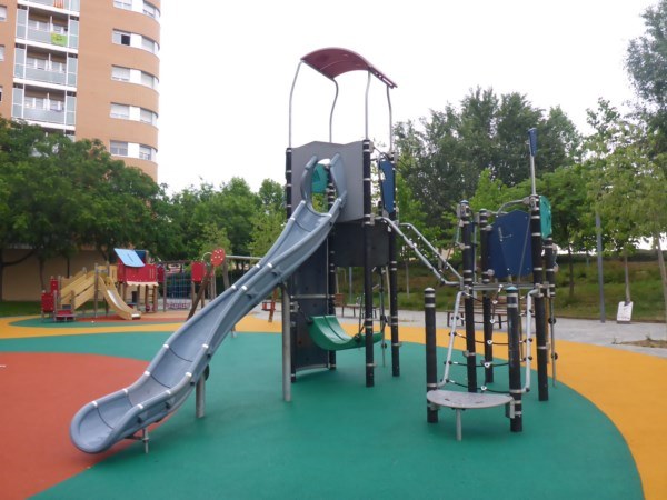 Remodelación del pavimento en torreta multijuego de metal