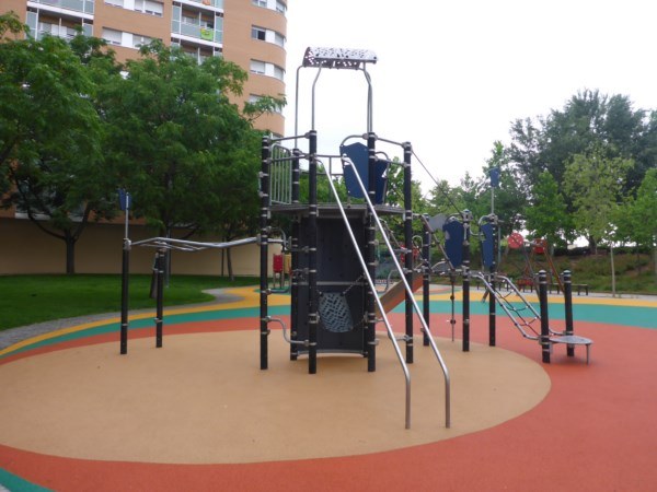 Remodelación del pavimento en torreta multijuego 2 de metal