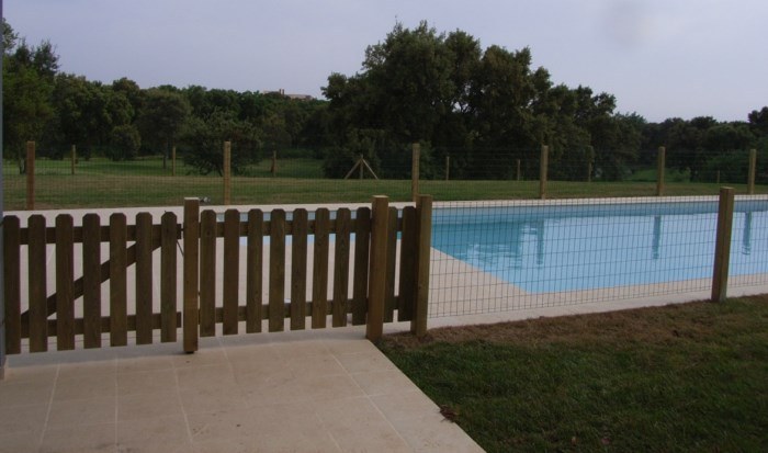Valla de madera tratada para piscinas
